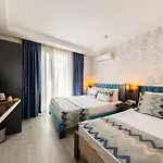 Zeyda Lara 4*